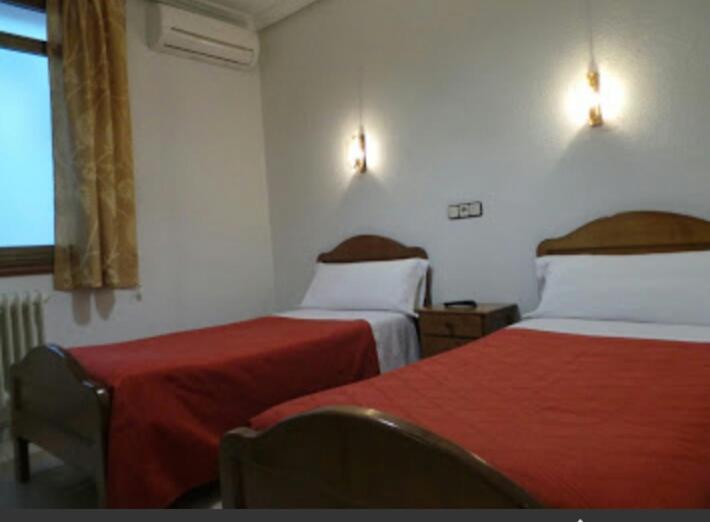 Hostal Gaudi Madrid Esterno foto